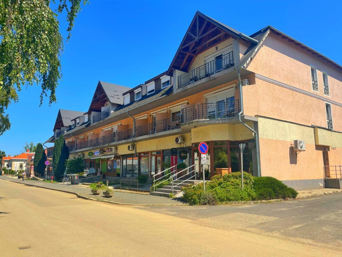 Alkotmany Vendeghaz Hotel Sárvár Exterior foto